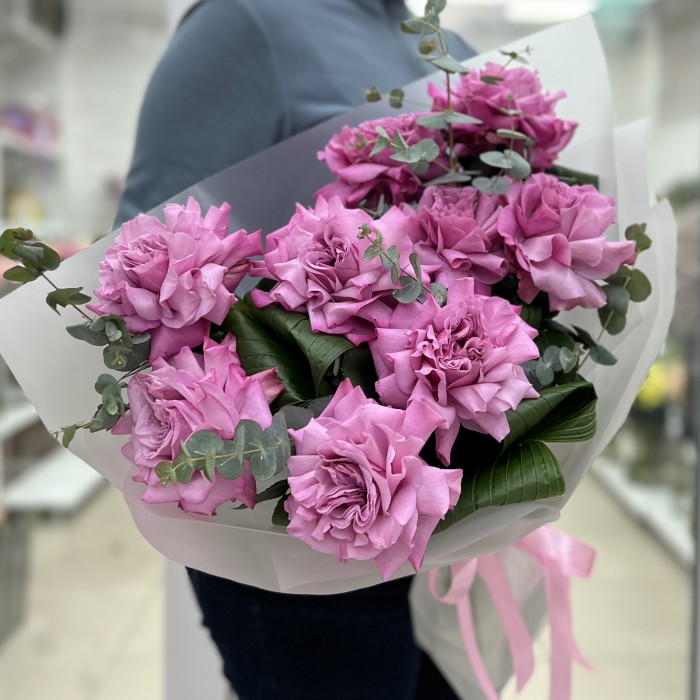 Букет из 9 пышных сиреневых роз Куинс Краун с зеленью